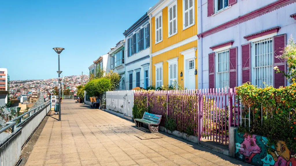 Descripción gráfica de un barrio común de una comuna costera en Chile
