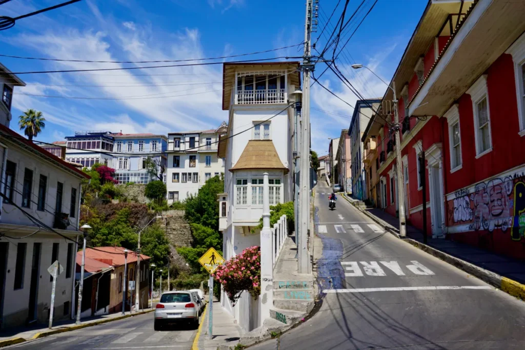 Descripción gráfica de un cerro muy popular entre la comunidad viajera en el turismo de Chile en Valparaíso.
