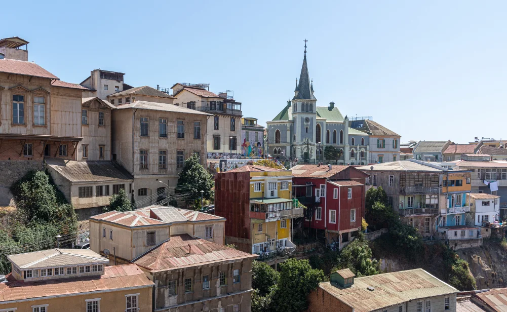 Descripción gráfica de un barrio de la región de Valparaíso en Chile.