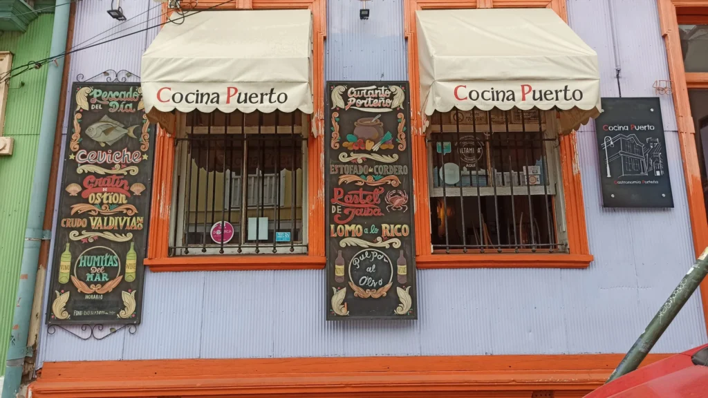 Descripción grafica de fachada del restaurante Cocina Puerto de Valparaíso con letreros y menú dibujados a mano.