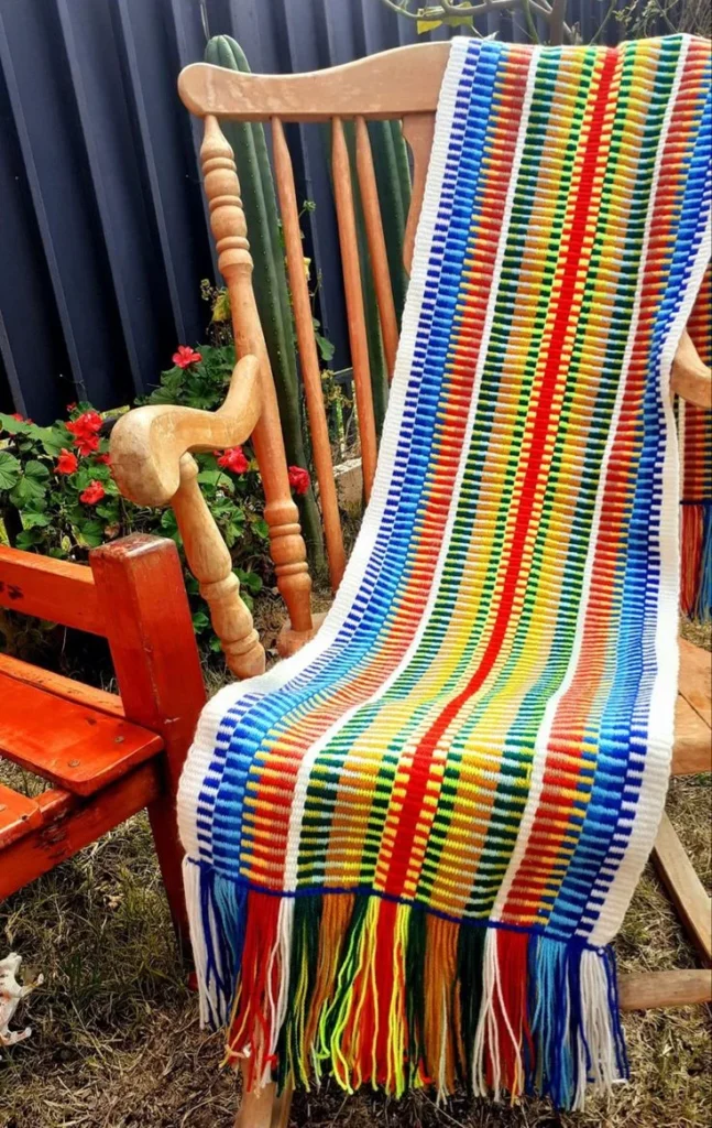 Descripción grafica de un tejido mapuche hecho a mano por artesana chilena