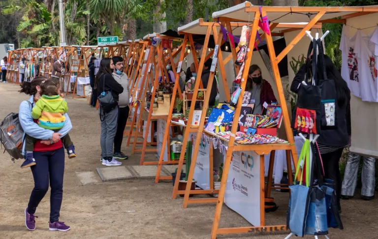 Descripción gráfica de una feria artesanal en una plaza de Valparaíso.