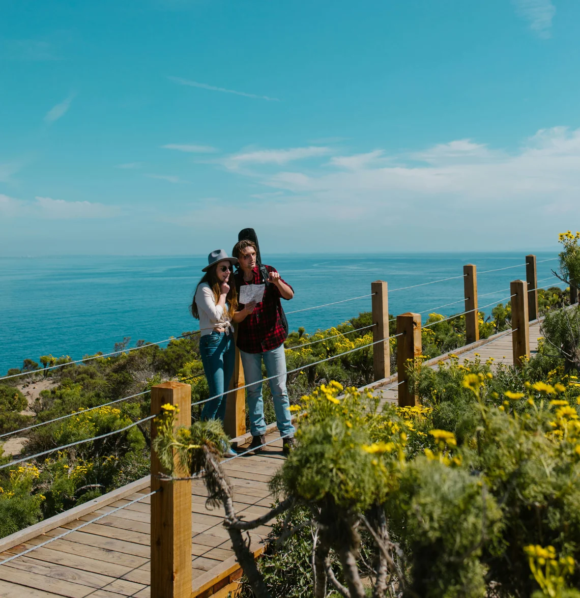 Descripción gráfica de una pareja de turistas responsables en Chile.