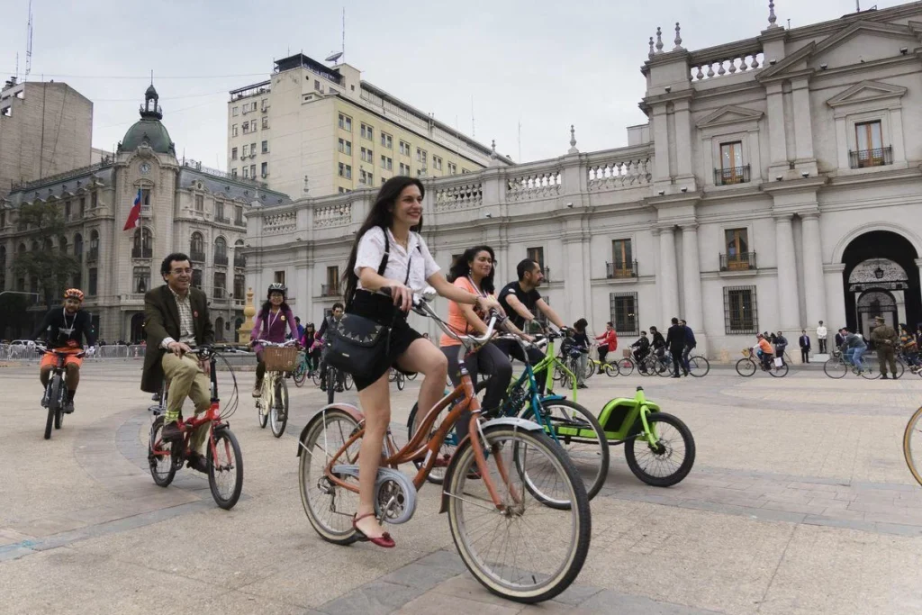 Descripción gráfica de ciudadanos chilenos andando en bicicleta en el centro de Santiago.