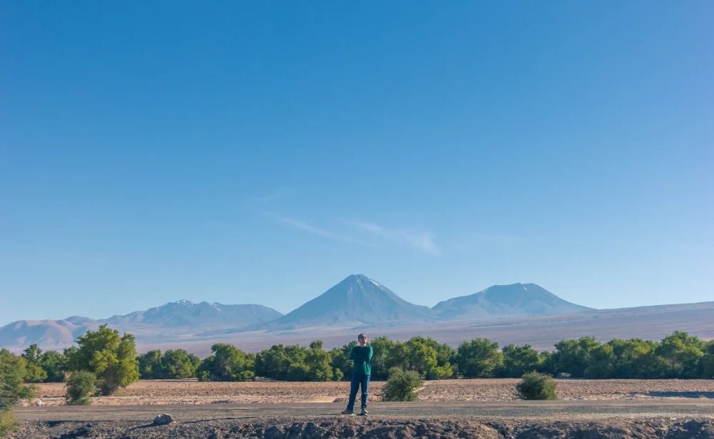 Descripción grafica de turista en la naturaleza