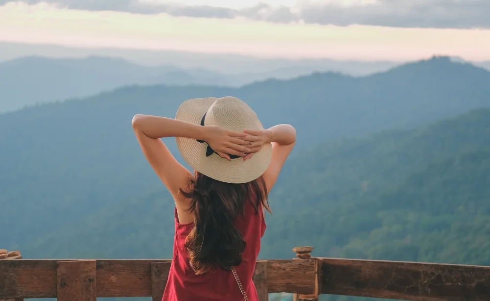 descripción grafica de una mujer turista disfrutando