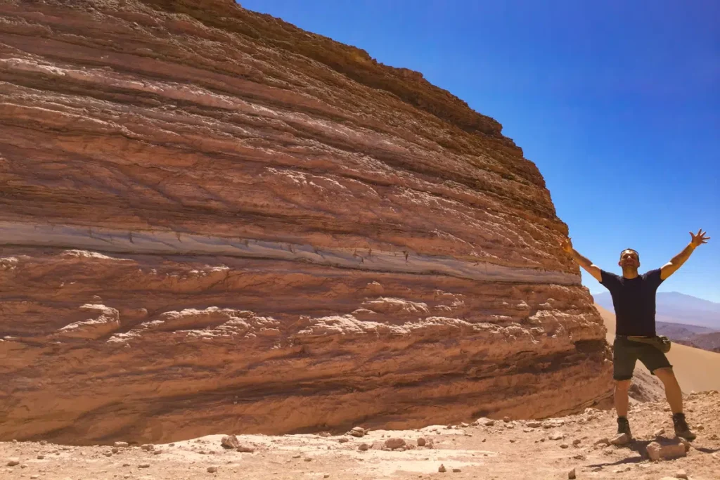 Descripción gráfica de un viajero consciente en un desierto en el norte de Chile.