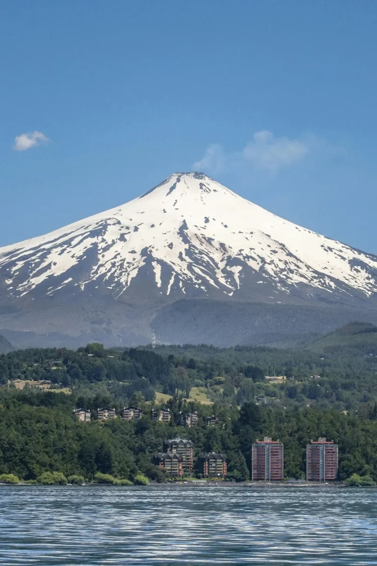 Descripción grafica del volcán de Villarrica un hermoso paisaje que nos ofrece Chile.